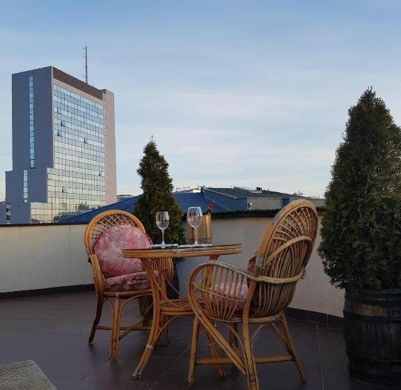 اتاق استاندارد سه تخته با بالکن, Kika