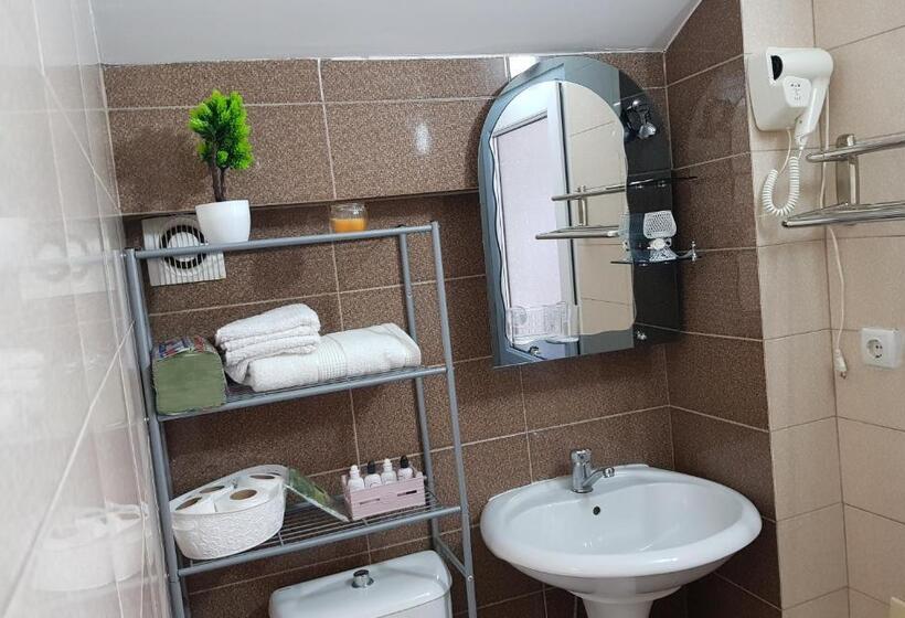 اتاق خانوادگی, Kika