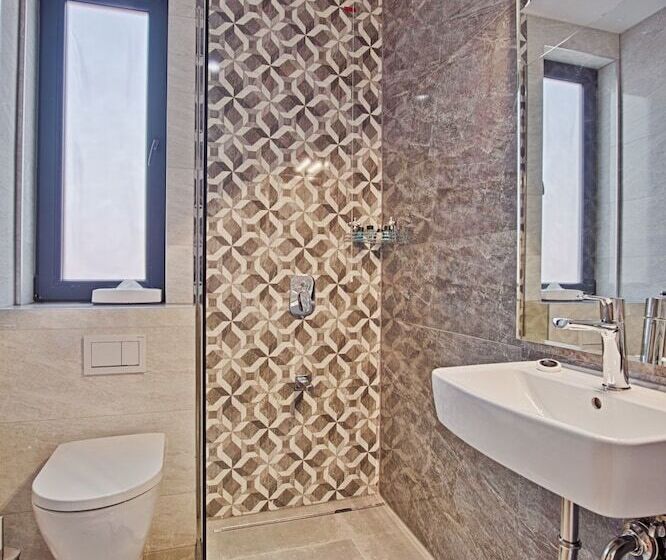 اتاق خانوادگی, New