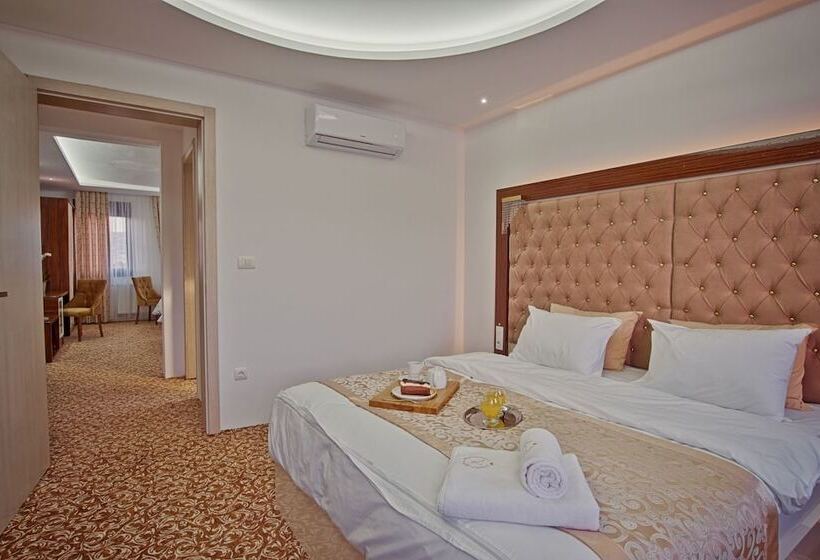 اتاق خانوادگی, New