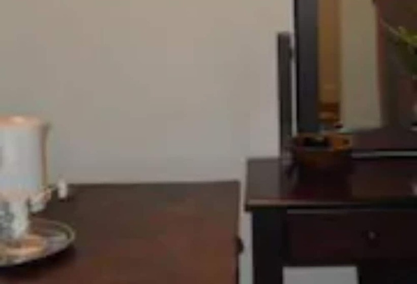 חדר סטנדרט לשלושה, The George