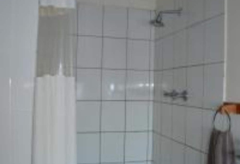 חדר סטנדרט לשלושה, The George