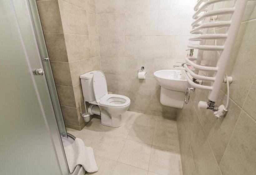 Economy Triple Room, Zinedine Sport