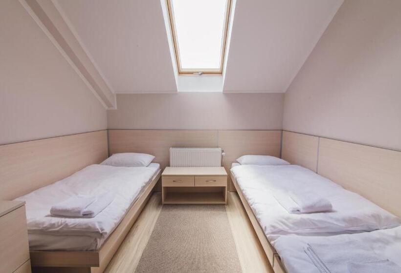 Economy Triple Room, Zinedine Sport