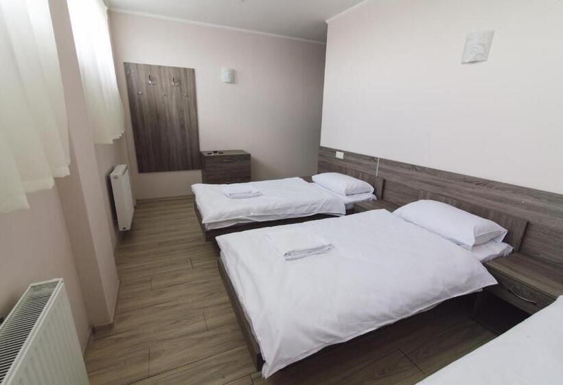 Economy Triple Room, Zinedine Sport