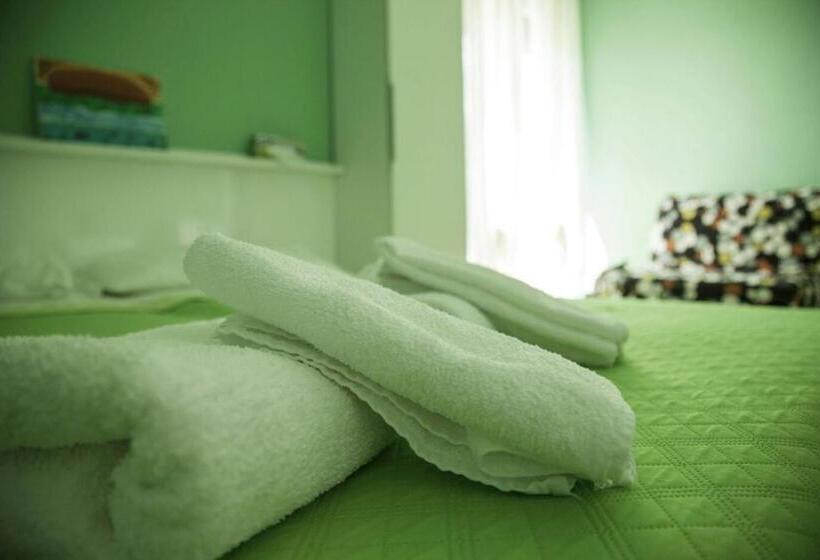 اتاق استاندارد سه نفره, I Girasoli Srls