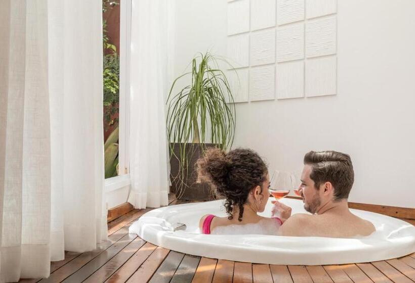 豪华房间带漩涡浴缸, Boutique Frangipani