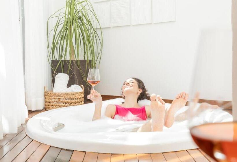 豪华房间带漩涡浴缸, Boutique Frangipani