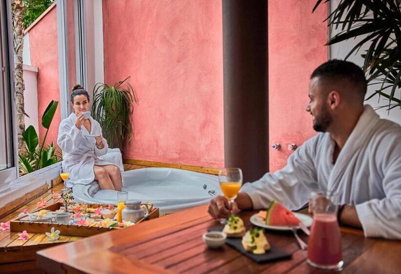 豪华房间带漩涡浴缸, Boutique Frangipani