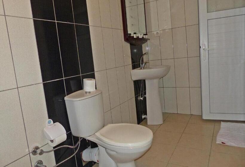 חדר סטנדרט לשלושה, Nostalgia World