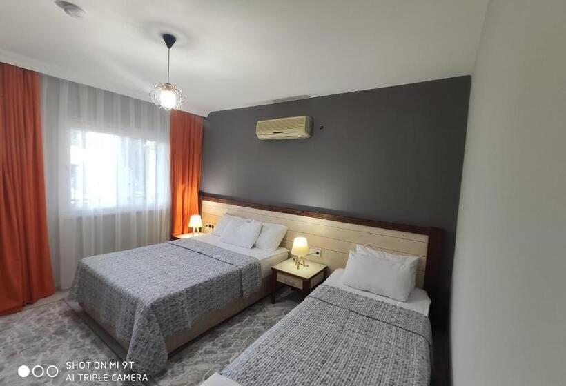 חדר משפחתי נוף לים, Nostalgia World