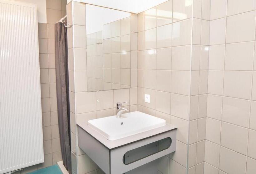 Habitació Triple Estàndard, Hostel Bruegel