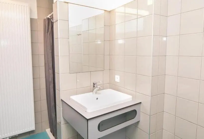 اتاق استاندارد سه نفره, Hostel Bruegel