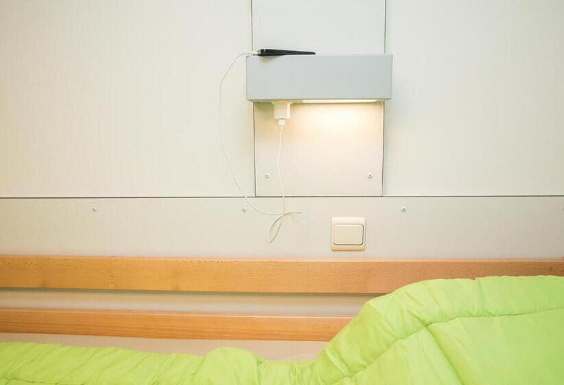 Habitació Triple Estàndard, Hostel Bruegel