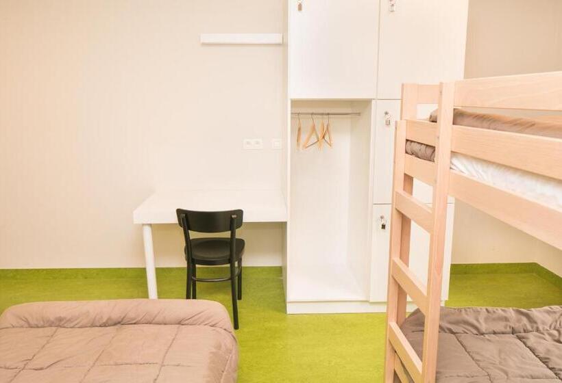 Habitació Quàdruple Estàndard, Hostel Bruegel