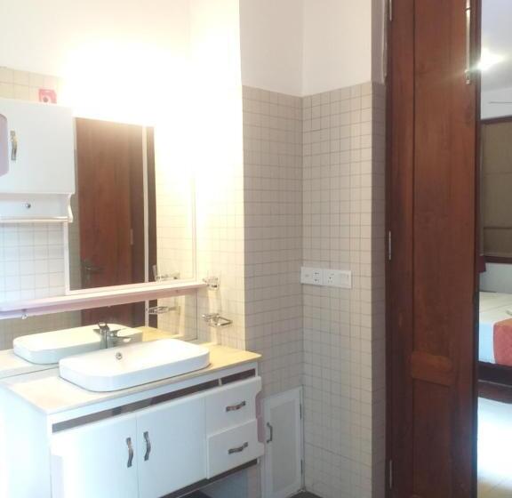 Economy Single Room, De Mansion Hotels