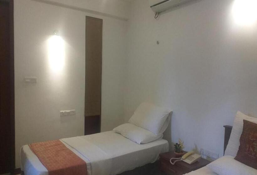 Economy Triple Room, De Mansion Hotels