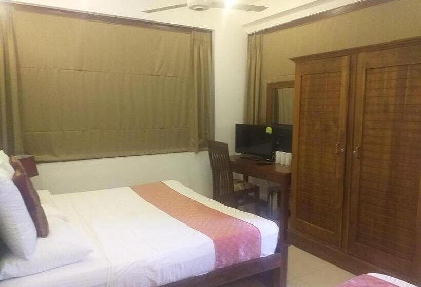 Economy Triple Room, De Mansion Hotels