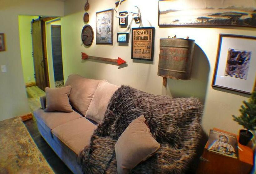 디럭스 스튜디오, Miner's Camp