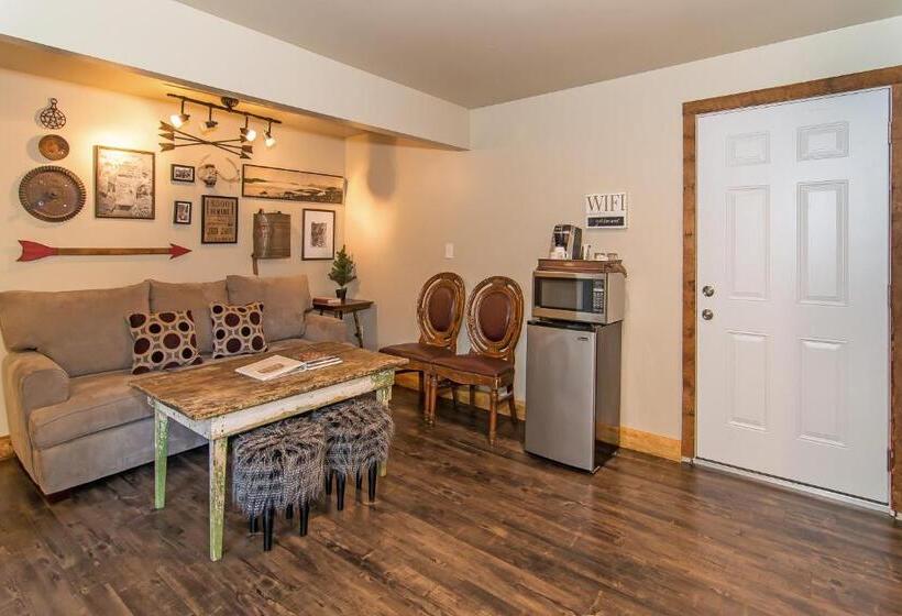 디럭스 스튜디오, Miner's Camp