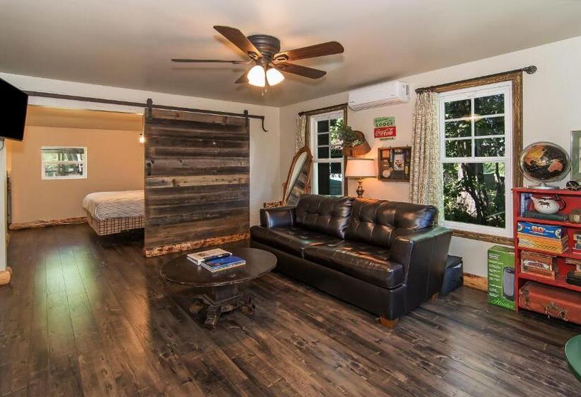 스위트 킹사이즈 침대, Miner's Camp