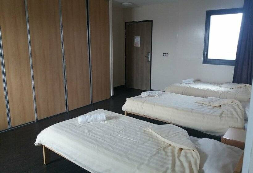 标准三人间, L'escale