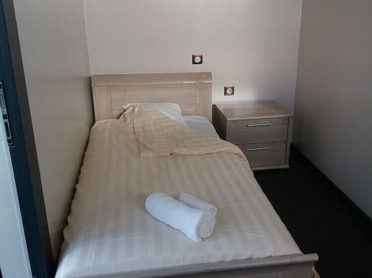 标准单人间, L'escale