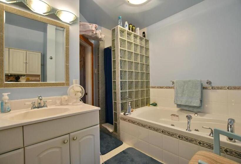 غرفة ديلوكس مزودة بشرفة, 10th Avenue Guest House & Suites