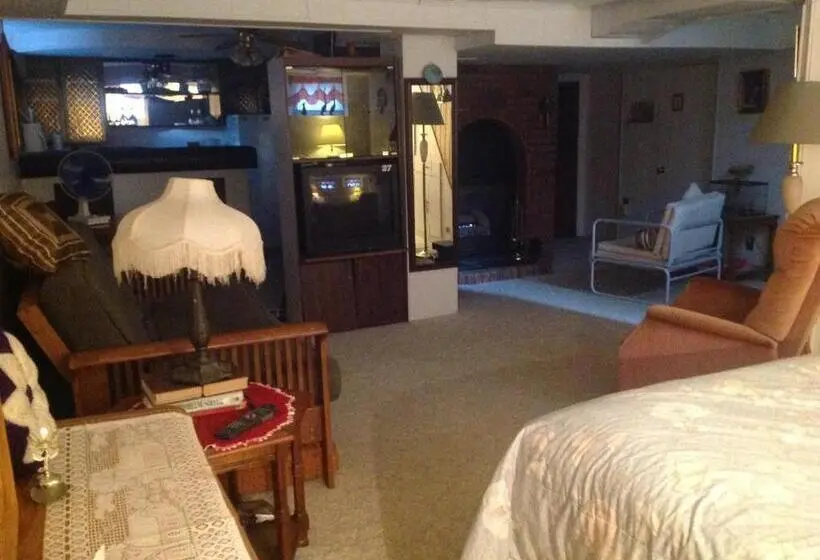 デラックススタジオ, 10th Avenue Guest House & Suites