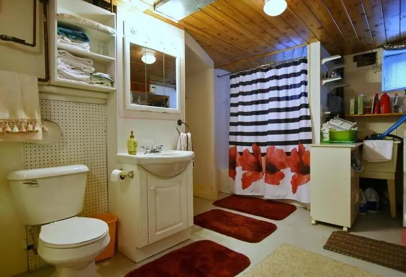デラックススタジオ, 10th Avenue Guest House & Suites