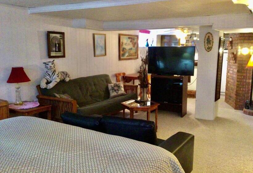 豪华工作室, 10th Avenue Guest House & Suites