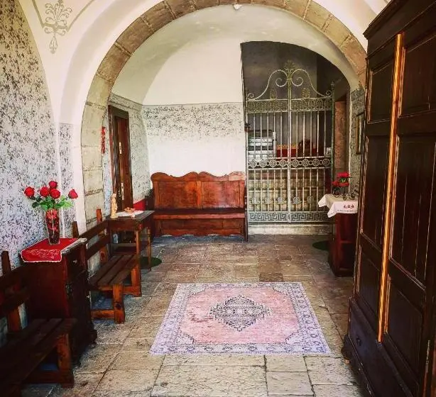 اتاق عادی, L'antica Dimora
