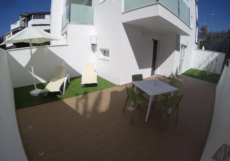 スタンダードスタジオ, The Blue Corner Apartments