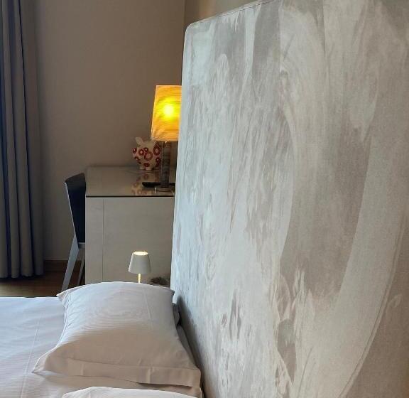 غرفة قياسية مطلّة علي البحيرة, Baia Dei Pini