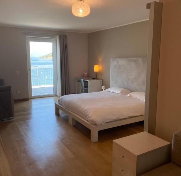 غرفة قياسية مطلّة علي البحيرة, Baia Dei Pini