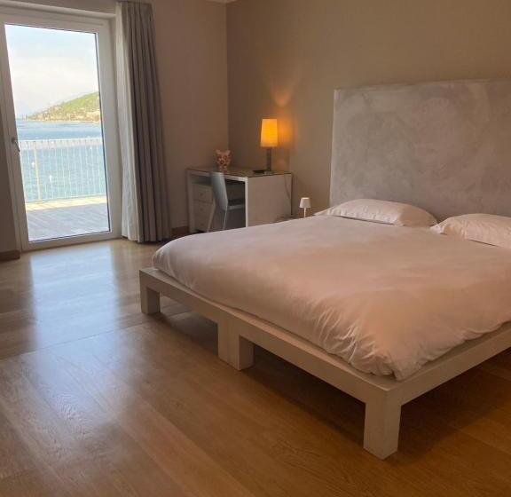 غرفة قياسية مطلّة علي البحيرة, Baia Dei Pini