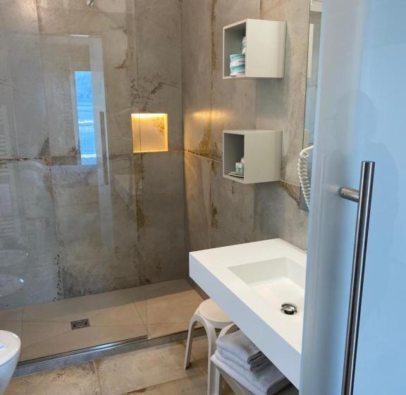 غرفة قياسية مطلّة علي البحيرة, Baia Dei Pini