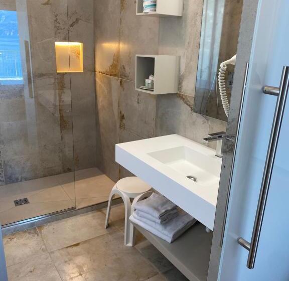 غرفة قياسية مطلّة علي البحيرة, Baia Dei Pini