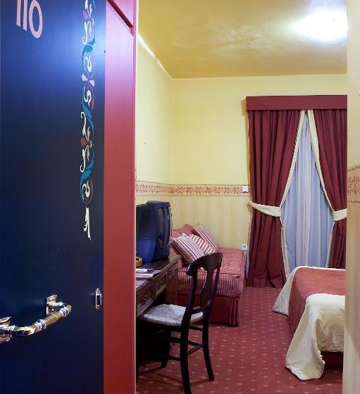 غرفة قياسية ثلاثية, Country Club Hotel & Suites