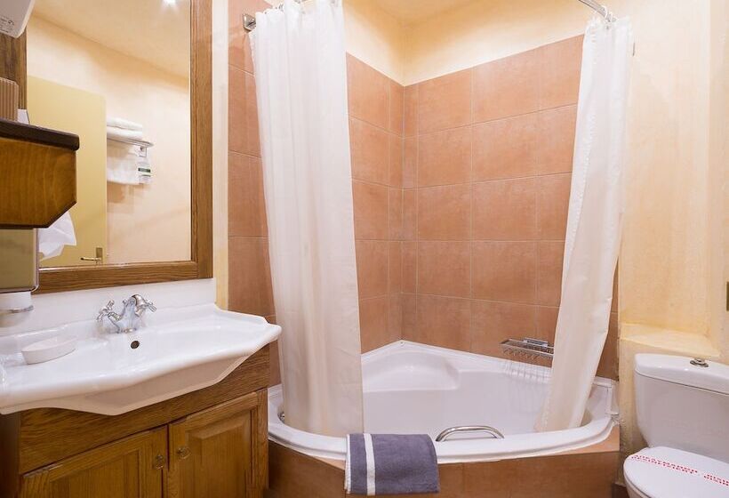 غرفة قياسية ثلاثية, Country Club Hotel & Suites