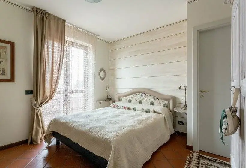 اتاق لوکس با چشم‌انداز دریاچه, Florence