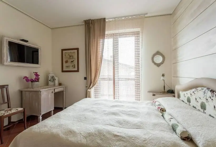 اتاق لوکس با چشم‌انداز دریاچه, Florence