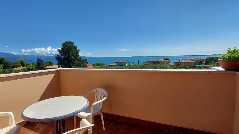 1 Bedroom Apartment Lake View, Florence