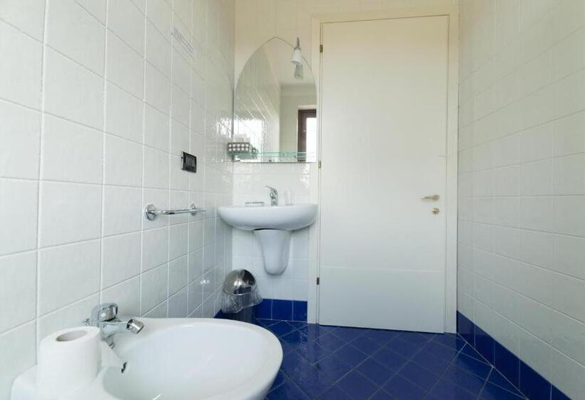 标准单人间, Florence