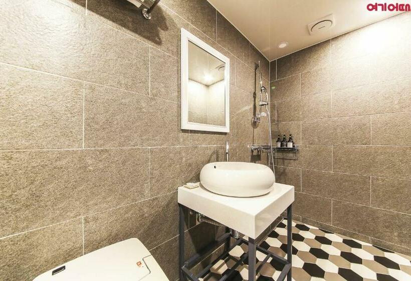 اتاق استاندارد سه نفره, Gray