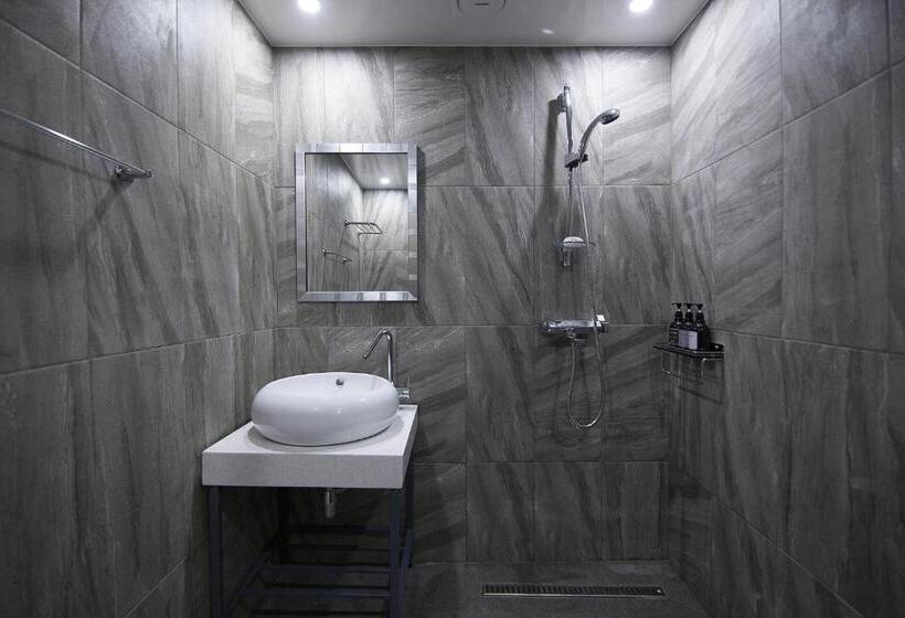 اتاق سوپریور, Gray