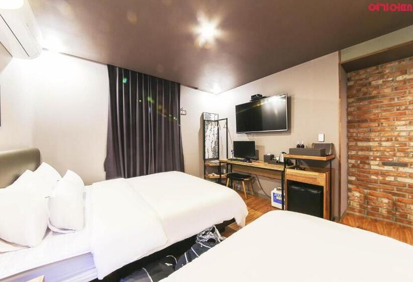 اتاق استاندارد سه نفره, Gray