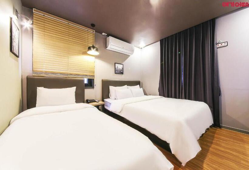 اتاق استاندارد سه نفره, Gray