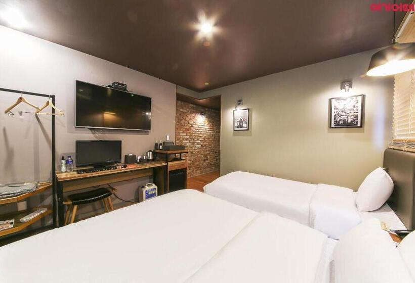 اتاق استاندارد سه نفره, Gray