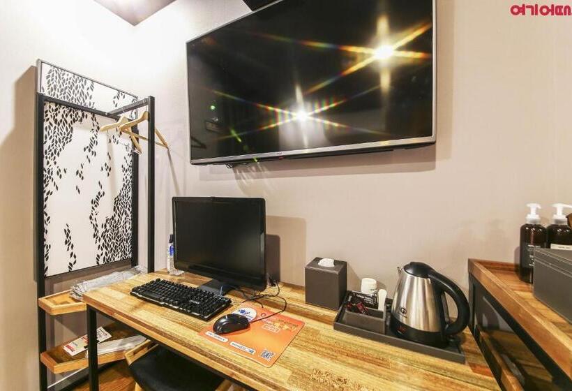 اتاق استاندارد سه نفره, Gray